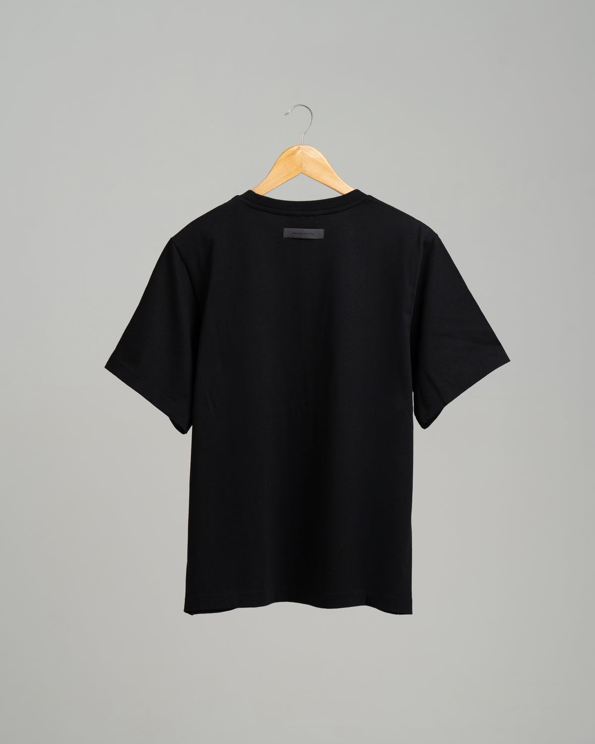 Black SELECT DISTINCT ORIGIN Essentials No.1 T-shirt in 100% organic cotton, back view on male model.