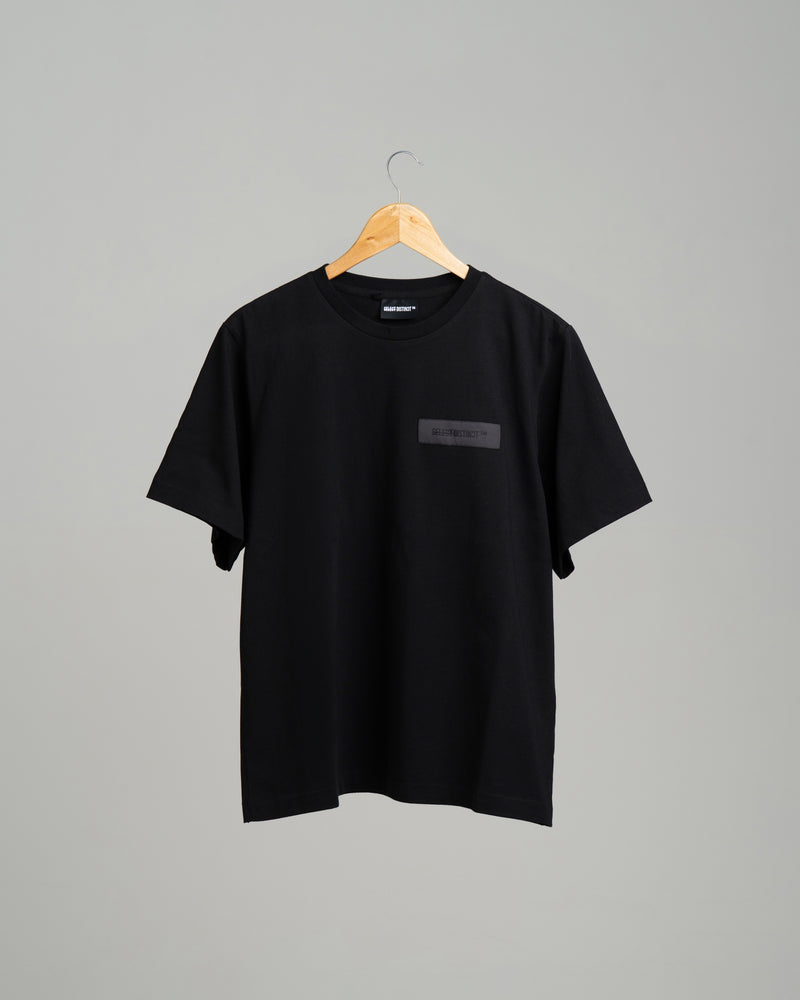 Black SELECT DISTINCT ORIGIN Essentials No.1 T-shirt in 100% organic cotton, front view on male model.