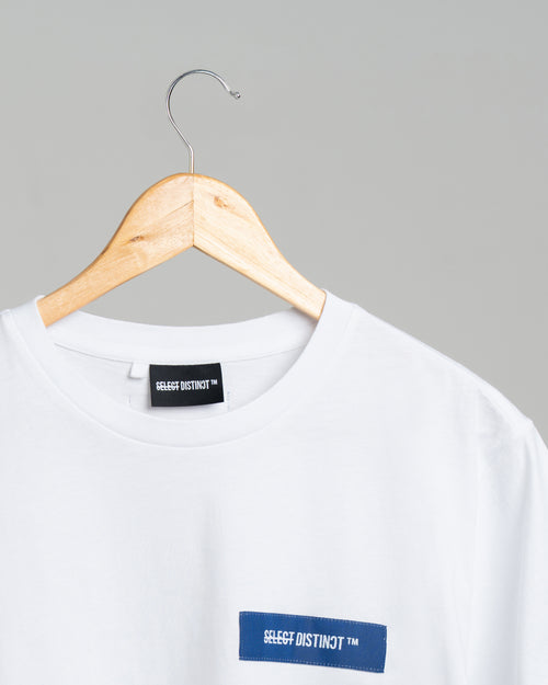 Close-up of the front SELECT DISTINCT logo on the white ORIGIN Essentials No.1 T-shirt in 100% organic cotton.