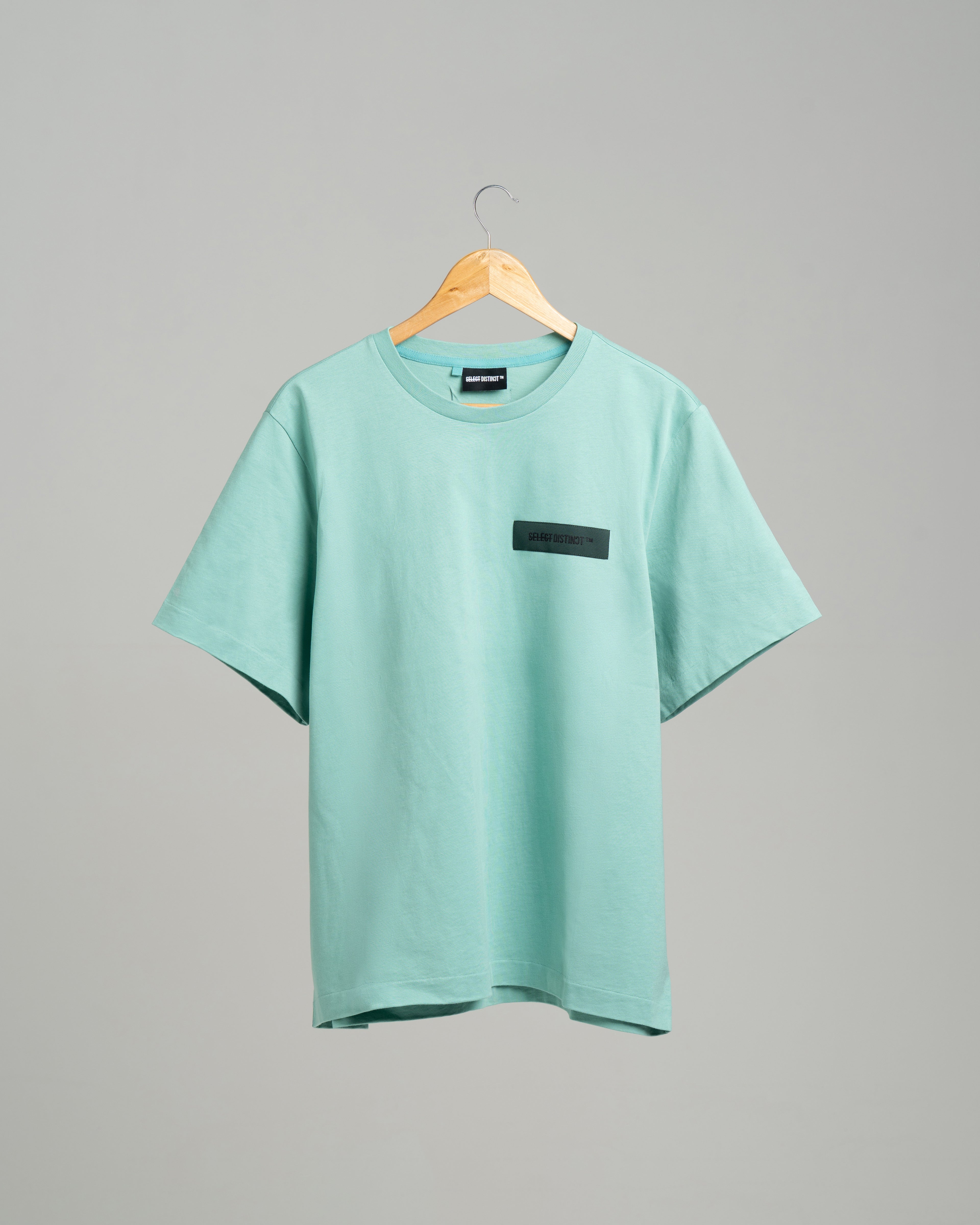 Green SELECT DISTINCT ORIGIN Essentials No.1 T-shirt in 100% organic cotton, front view on male model.