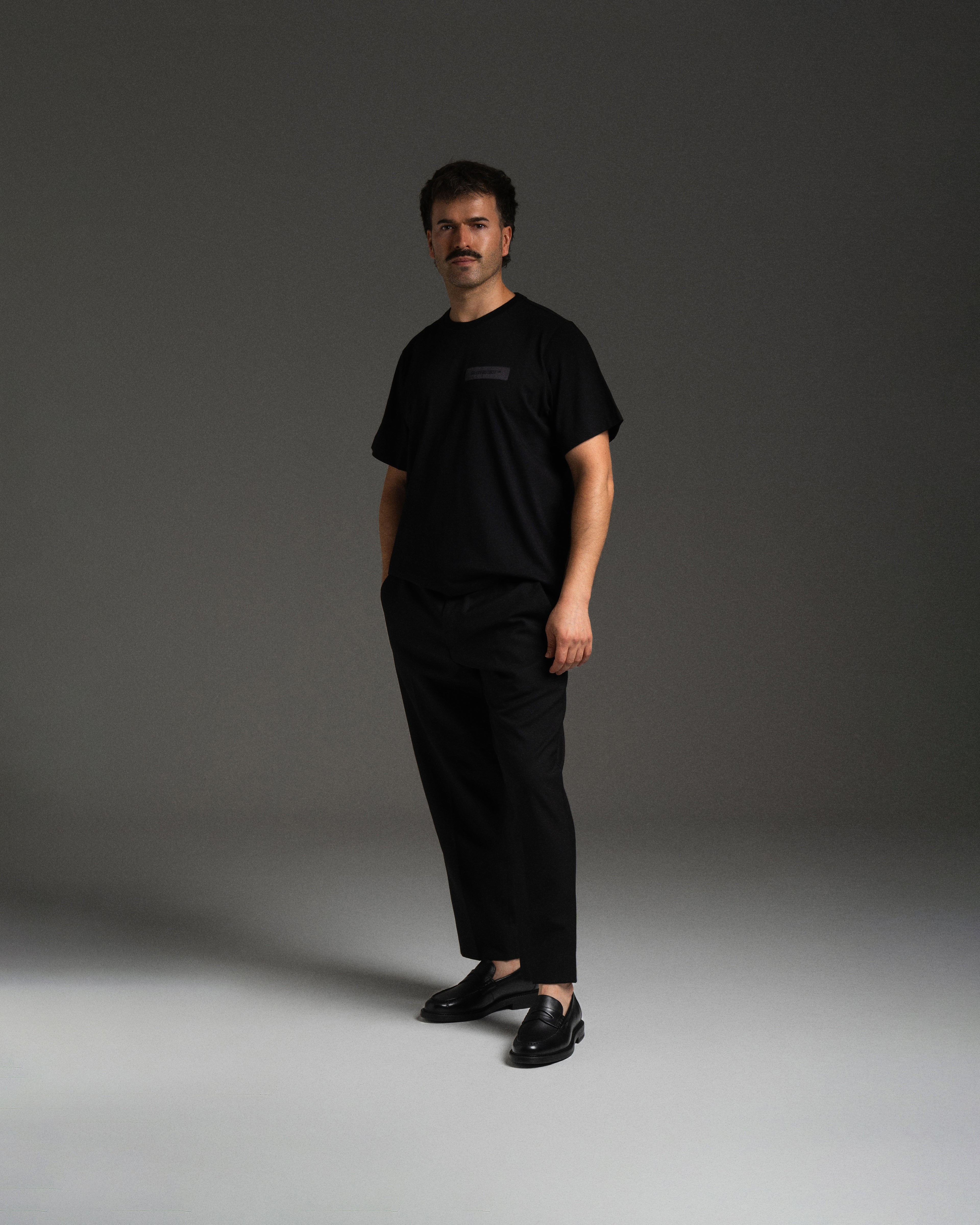 Black SELECT DISTINCT ORIGIN Essentials No.1 T-shirt in 100% organic cotton, front view on male model.