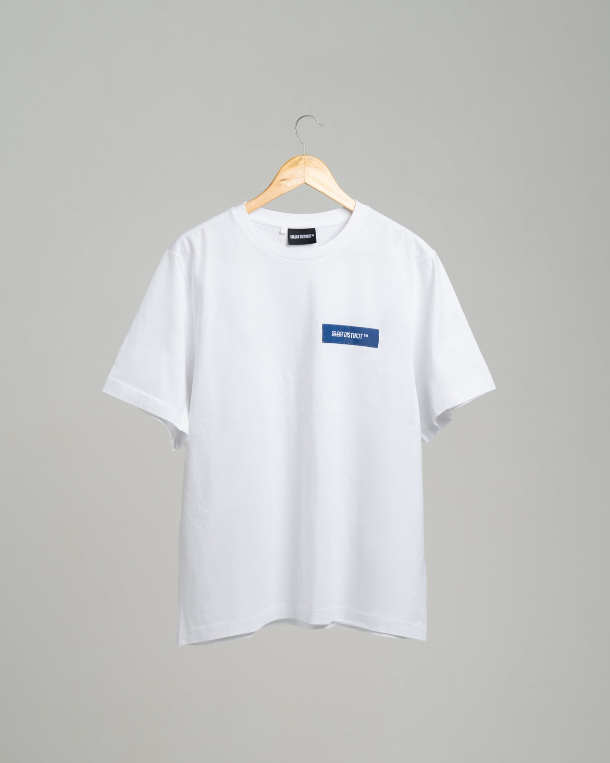 White SELECT DISTINCT ORIGIN Essentials No.1 T-shirt in 100% organic cotton, front view on male model.